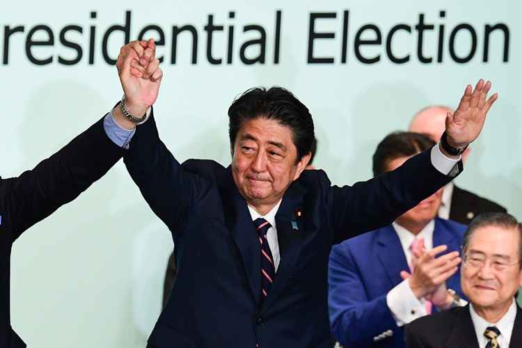 O primeiro-ministro Shinzo Abe ganhou a reeleição como líder de seu partido no poder em 20 de setembro, colocando-o no caminho para se tornar o premier mais antigo do Japão e realizar seu sonho de reformar a Constituição.