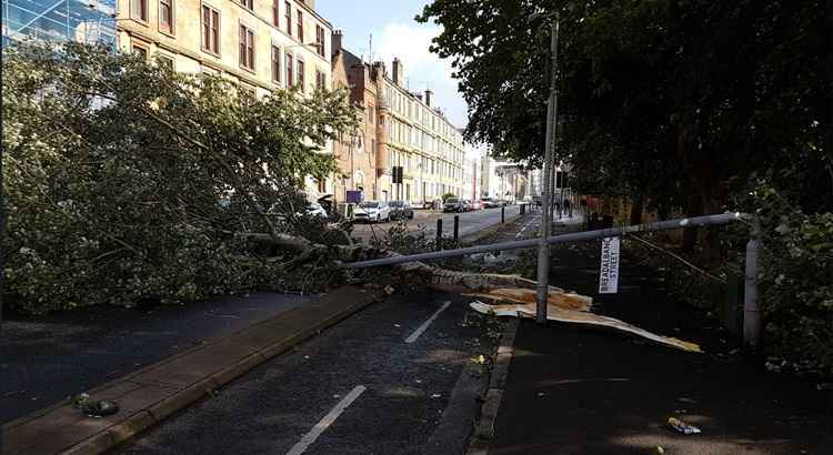 A tempestade, chamada de Ali, também deixou 55 mil residências e empresas sem energia, principalmente na região sudoeste da Irlanda