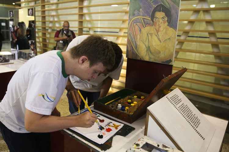 Portadores da Síndrome de Down participam da exposição do Museu da Inclusão