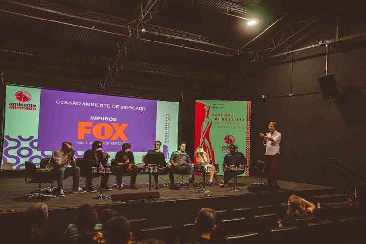 Elenco da série Impuros, da FOX, no Ambiente de Mercado do Festival de Brasília