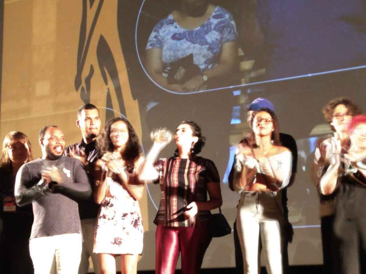 Equipe toma uma dose de cachaça em cima do palco do Cine Brasília