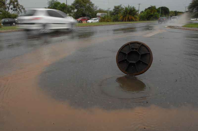 A Novacap vai fazer a limpeza dos bueiros para evitar alagamentos