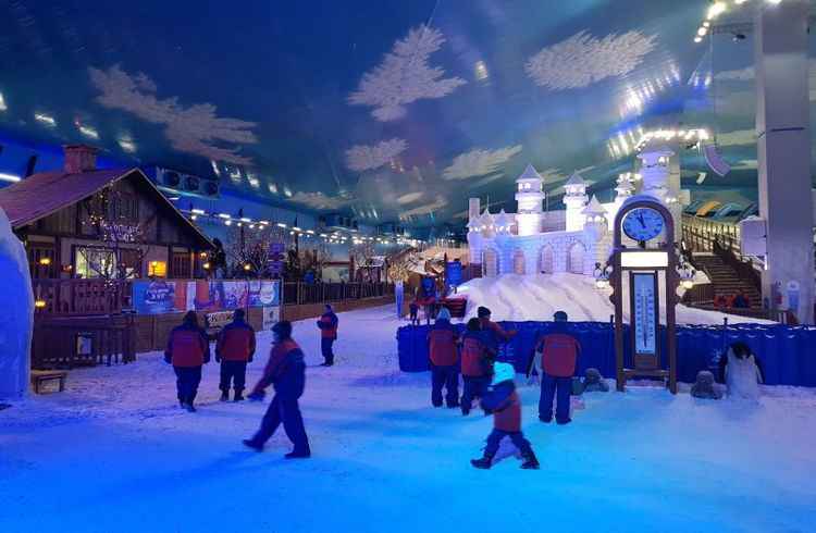 Parece cedo para falar de festas de fim de ano, mas, se você pretende viajar, sozinho ou com a família, para lugares tradicionais, é bom se preparar. Em Gramado e Canela, a festa começa em outubro