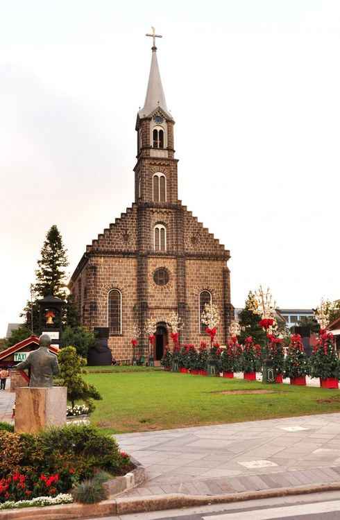 Parece cedo para falar de festas de fim de ano, mas, se você pretende viajar, sozinho ou com a família, para lugares tradicionais, é bom se preparar. Em Gramado e Canela, a festa começa em outubro