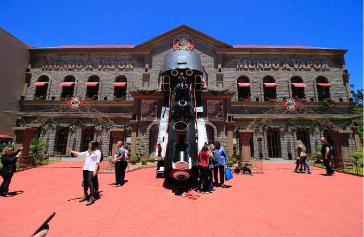 Parece cedo para falar de festas de fim de ano, mas, se você pretende viajar, sozinho ou com a família, para lugares tradicionais, é bom se preparar. Em Gramado e Canela, a festa começa em outubro