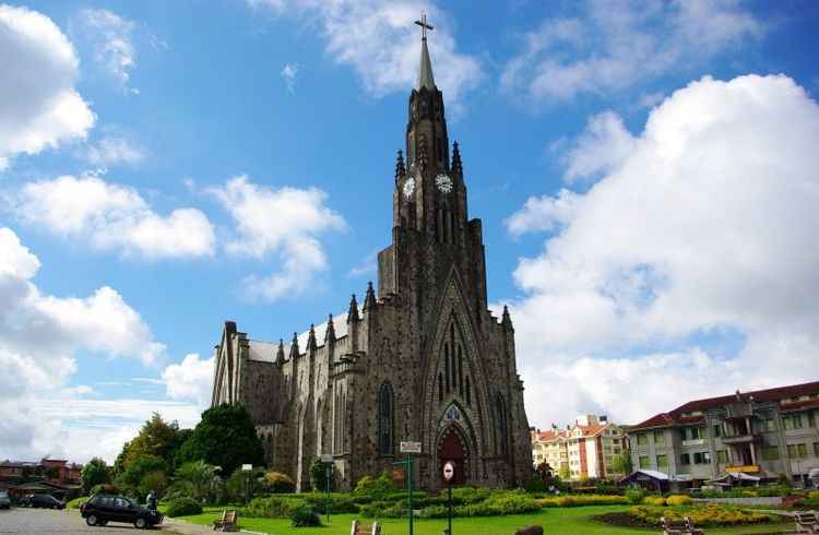 Parece cedo para falar de festas de fim de ano, mas, se você pretende viajar, sozinho ou com a família, para lugares tradicionais, é bom se preparar. Em Gramado e Canela, a festa começa em outubro