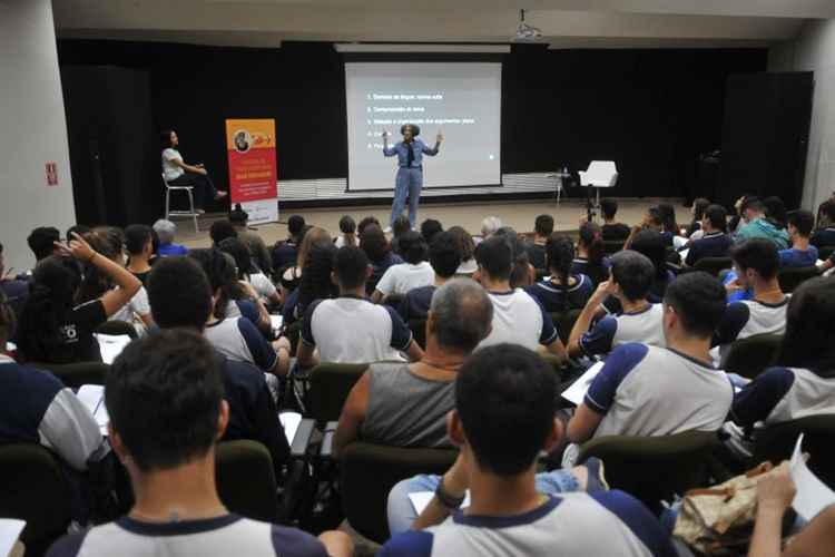 Mais de 100 estudantes, professores e apaixonados pela língua portuguesa compareceram à oficina de redação ministrada pela professora Dad Squarisi