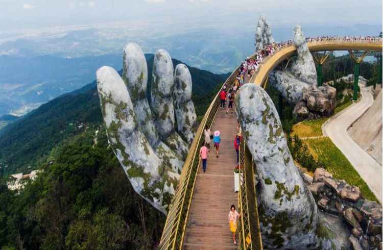 ponte sobre esculturas em forma de mãos