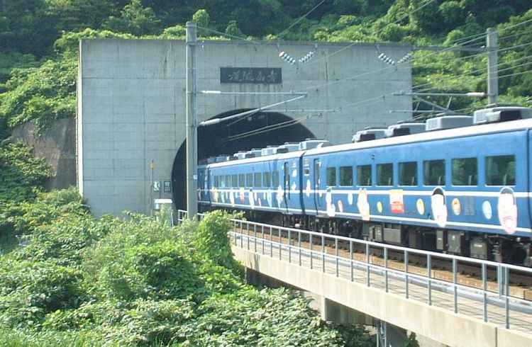 trem entrando no túnel