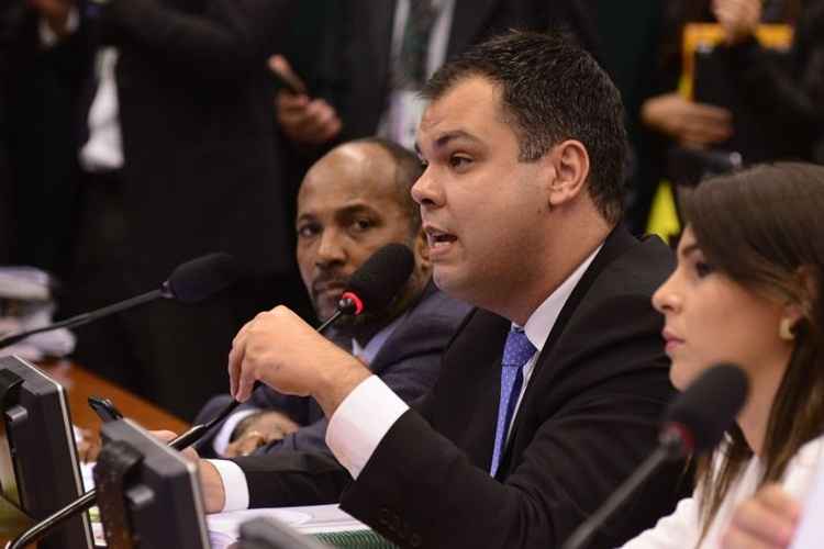 imagem do ex-deputado federal e atual prefeito de São Paulo, Bruno Covas (PSDB), enquanto discursava na Comissão do impeachment da presidente Dilma Rousseff (PT).