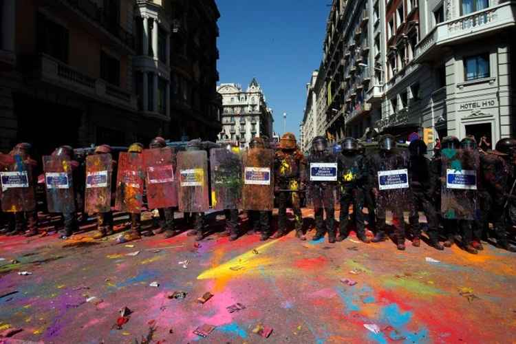 grupo separatista de Catalão protesta e entra em confronto com policiais em Barcelona, na Espanha