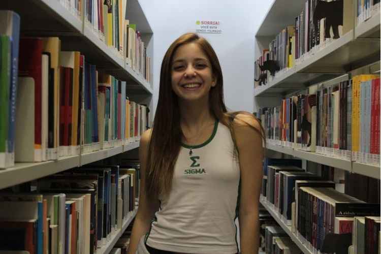 Amanda Flores, 17, concilia obras exigidas para vestibulares com outras leituras