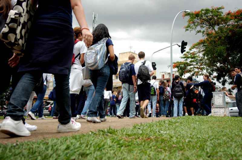 Alunos saem de escola Leonardo da Vinci, na Asa Norte