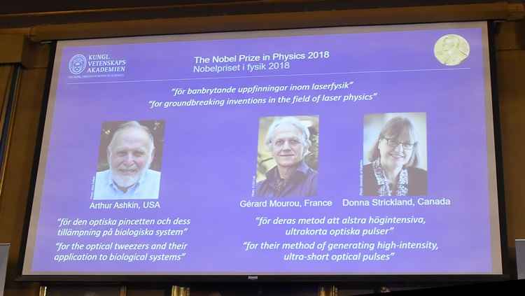 O americano Arthur Ashkin, o francês Gérard Mourou e a canadense Donnna Strickland são os vencedores do Prêmio Nobel de Física de 2018