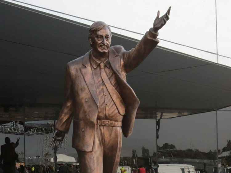 Estátua de Nestor Kirchner na Unasul -