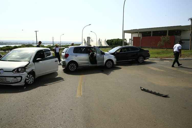 Em frente à tenda da UnB, três veículos se envolveram em uma colisão. Uma motorista ficou ferida