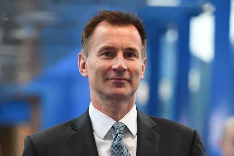 O ministro das Relações Exteriores da Grã-Bretanha, Jeremy Hunt, chega do hotel ao Centro Internacional de Convenções em Birmingham, no centro da Inglaterra, em 3 de outubro de 2018. O primeiro-ministro Theresa May tentará seduzi-la na quarta-feira. atrás dela com apenas seis meses para ir até a Grã-Bretanha deixar a União Europeia e as negociações em um estado de desordem.
Paul ELLIS / AFP