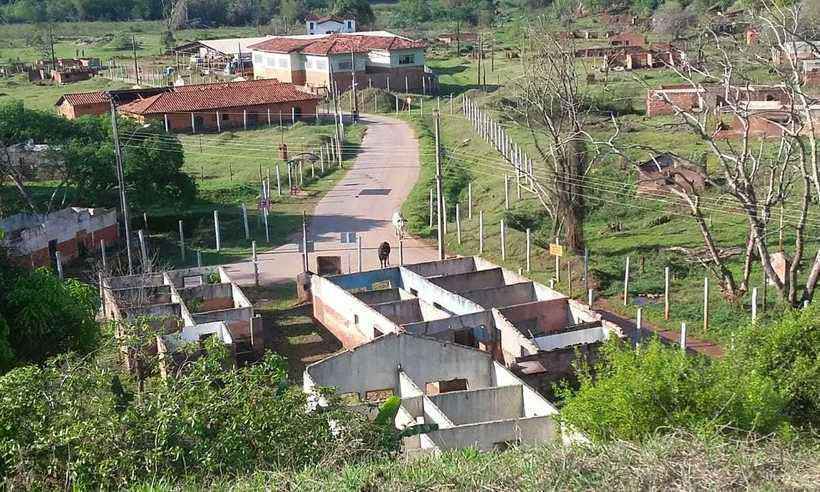 No distrito de Paracatu de Baixo, marcas de lama começam a se apagar, mas moradores ainda não têm certeza de compensação