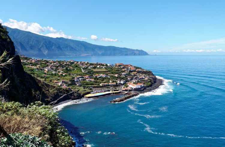 Piscinas naturais do Porto Moniz, na costa norte são formadas por rochas vulcânicas