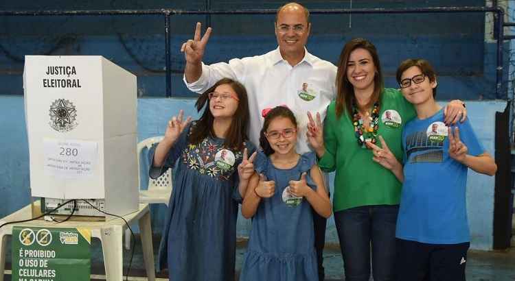 Candidato ao governo do Rio pelo PSC, Wilson Witzel e família