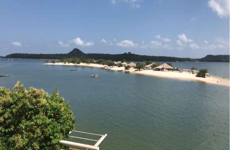 Com paisagem inigualável, os rios são um convite permanente a um banho de frescor e formam ilhas com areia branquíssima