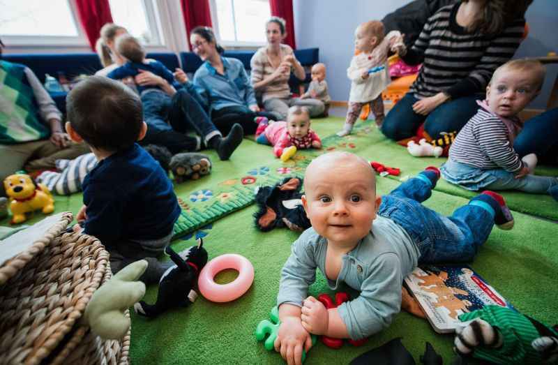 Bebês brincam em biblioteca infantil na Suécia: taxa de crescimento das conexões afetivas aos 2 anos pode predizer o QI da criança