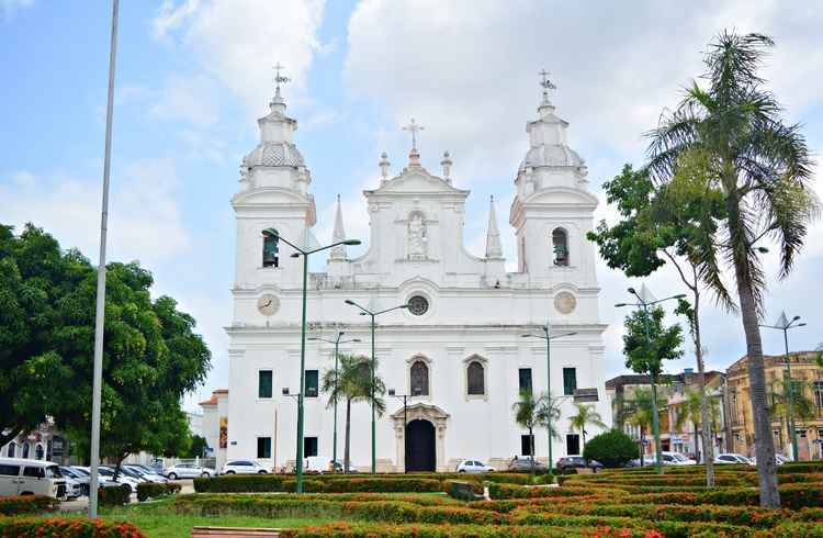 Ponto de partida da maior procissão do estado, a Catedral Metropolitana de Belém dá início aos festejos em comemoração à Nossa Senhora de Nazaré com a missa na presença da imagem da santa