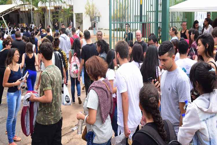 O documento informa o número de inscrição, local de prova, opção de língua estrangeira escolhida e os atendimentos específicos ou especializados