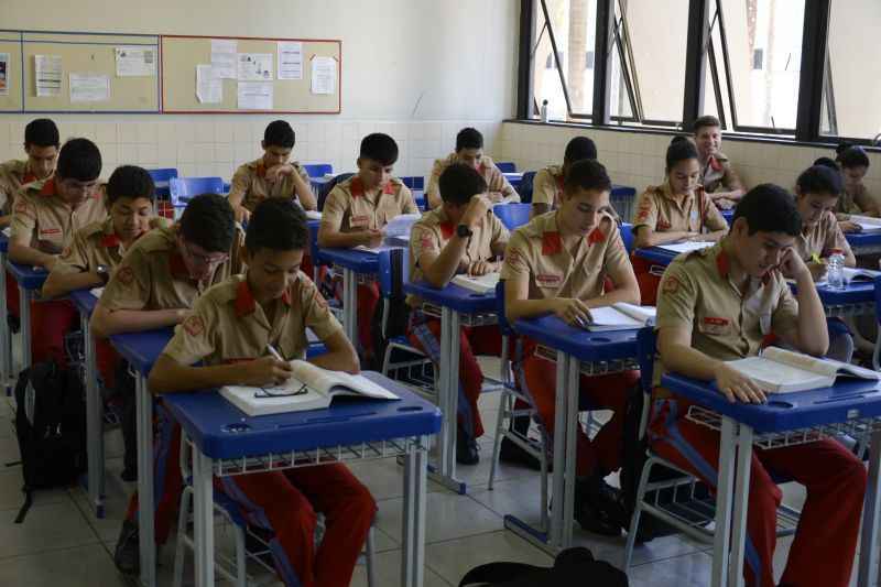 Alunos em sala do Colegio Militar de Brasília