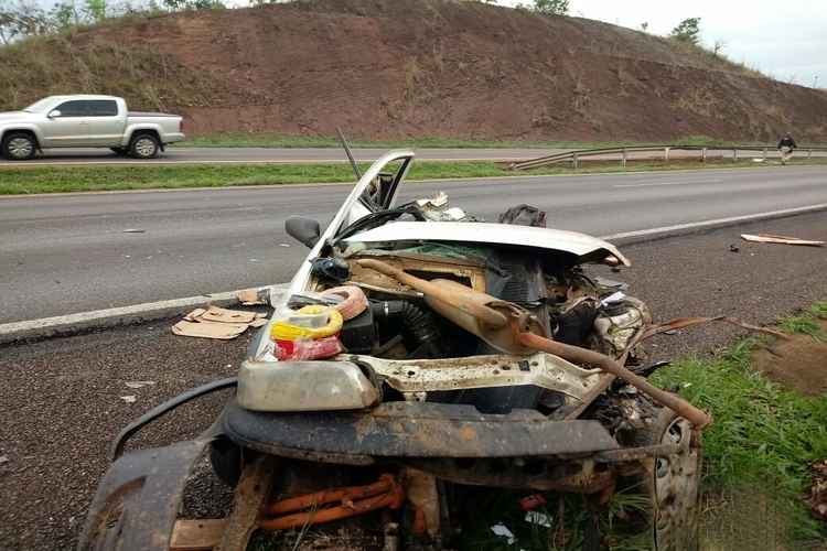 Com o impacto, um dos veículos ficou destruído