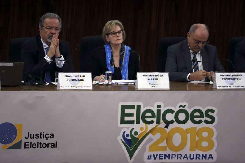 A presidente do TSE, ministra Rosa Weber, e o ministro de Segurança Institucional, Sérgio Etchegoyen, durante entrevista coletiva sobre medidas de combate às fake news