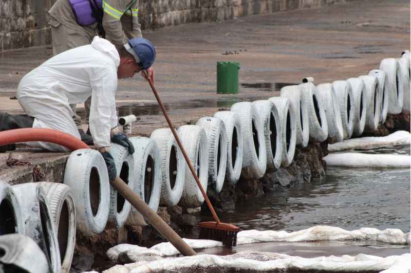 Cerca de 500 metros da superfície do Lago foram contaminados. A Polícia Civil investiga o caso para responsabilizar os culpados.