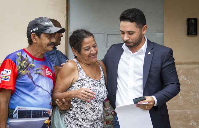 Ao lado do companheiro e do defensor público, catadora deixou a colônia