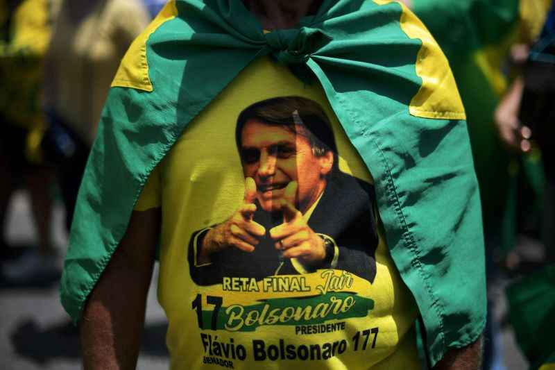 Camiseta com rosto de Bolsonaro