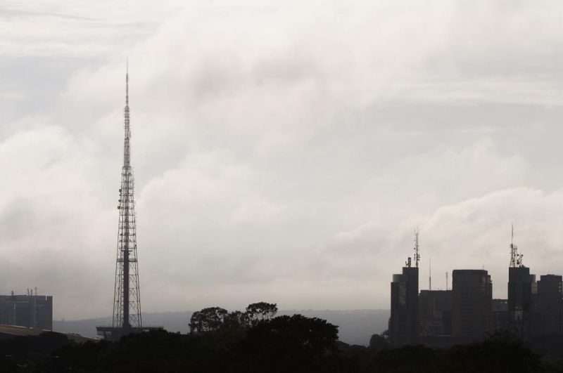 As chuvas desta quinta-feira (25/10) terão ventos intensos e descargas elétricas