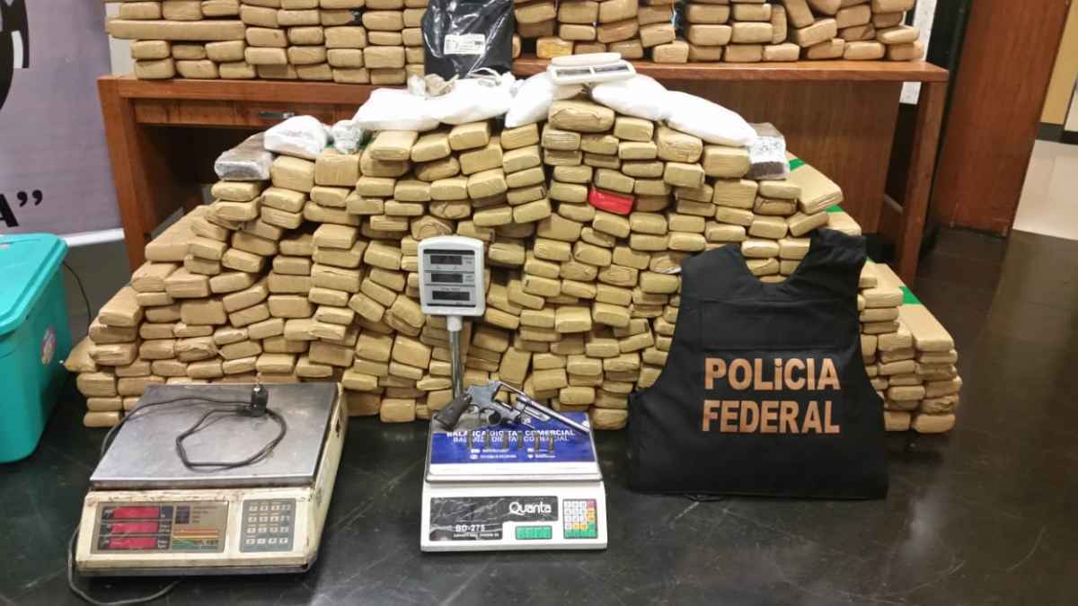 Além das drogas, os policiais encontraram um revólver, três balanças de precisão e dois veículos