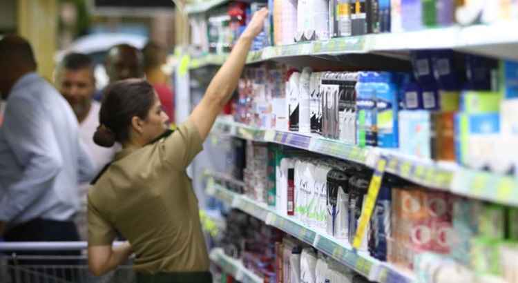 Consumidora fazendo compras em supermercado