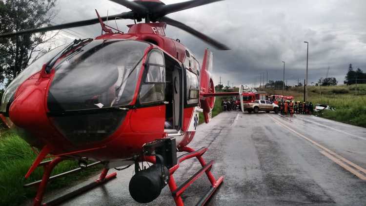 A equipe médica do resgate aéreo do Corpo de Bombeiros prestou atendimento