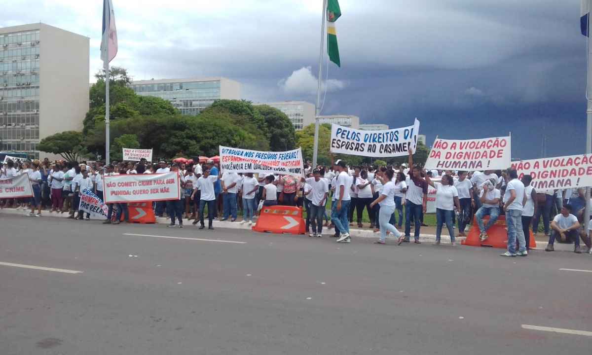 Ato terminou por volta das 14h devido à chuva