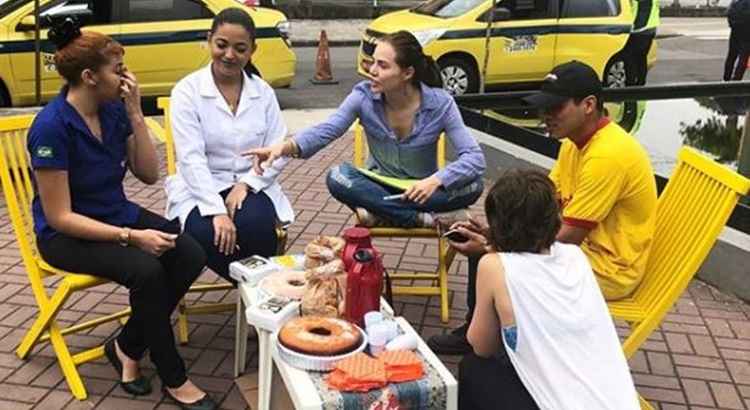 Letícia Collin, a Rosa de Segundo Sol, participa de rodas de conversa com indecisos para 