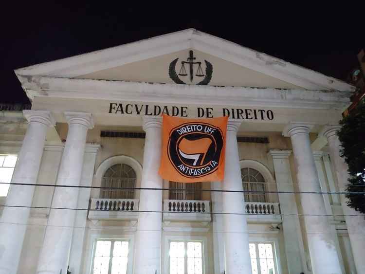 Bandeira colocada no prédio da Faculdade de Direito da Universidade Federal Fluminense (UFF)