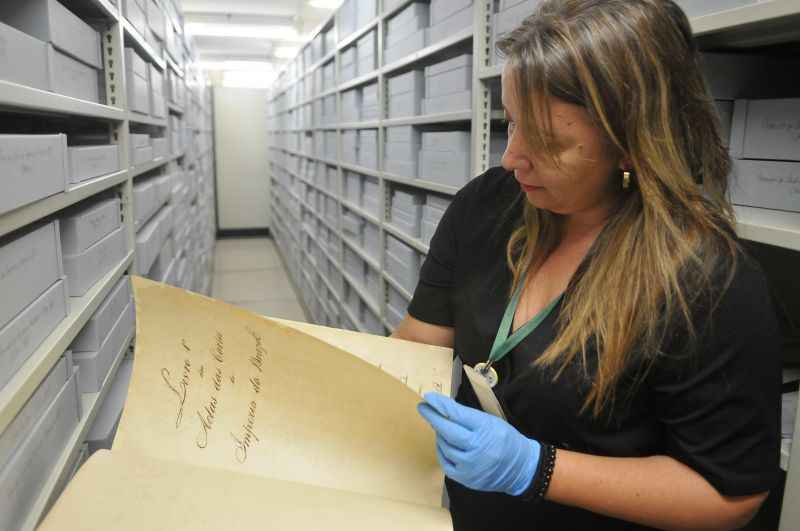 A arquivista Vânia Lúcia Rosa exibe um dos documentos de Bertha Lutz, na Câmara dos Deputados