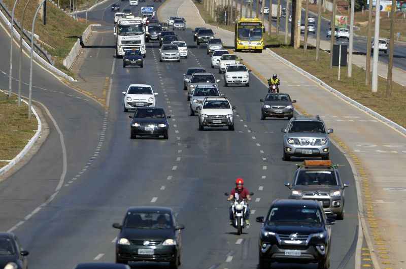 Carros passando pela EPIA