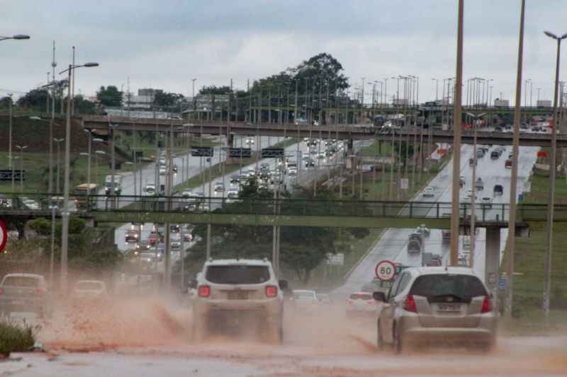 Chuva deixa trânsito lento na tarde desta segunda-feira (29/10)