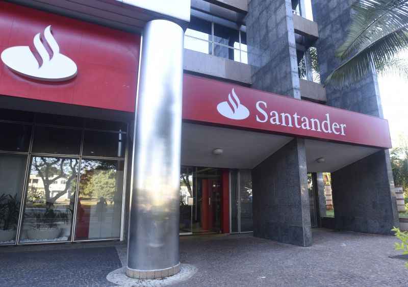 Fachada da agência do Banco Santander onde bandidos arrombaram caixa eletrônico, na 504 Norte