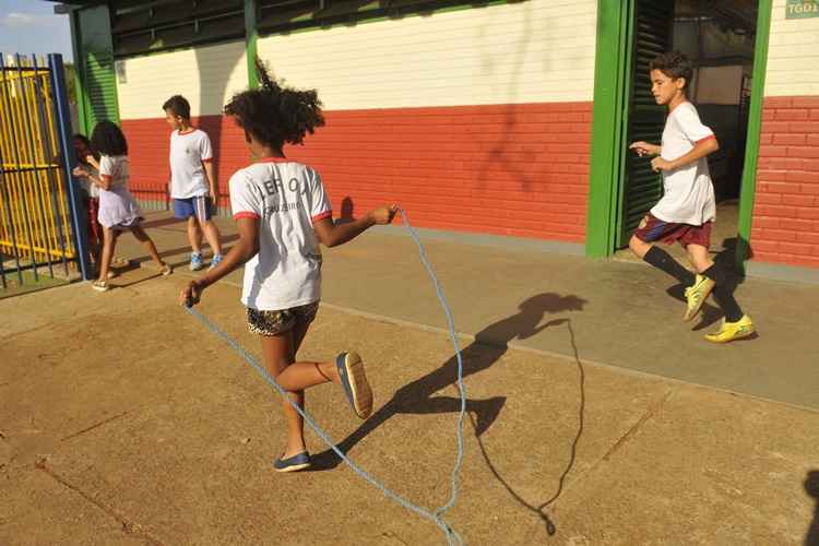 Escola no Cruzeiro: especialista afirma que o Brasil peca ao investir muito pouco no ensino fundamental, mas critica qualquer corte na educação superior