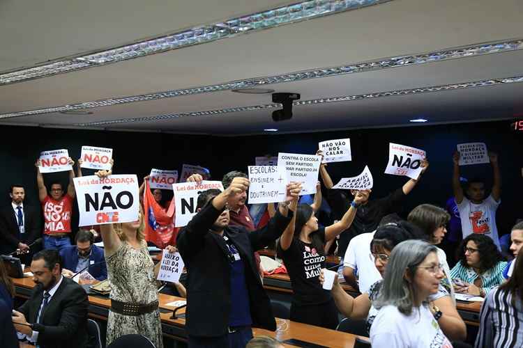 Manifestantes lotaram o plenário da comissão