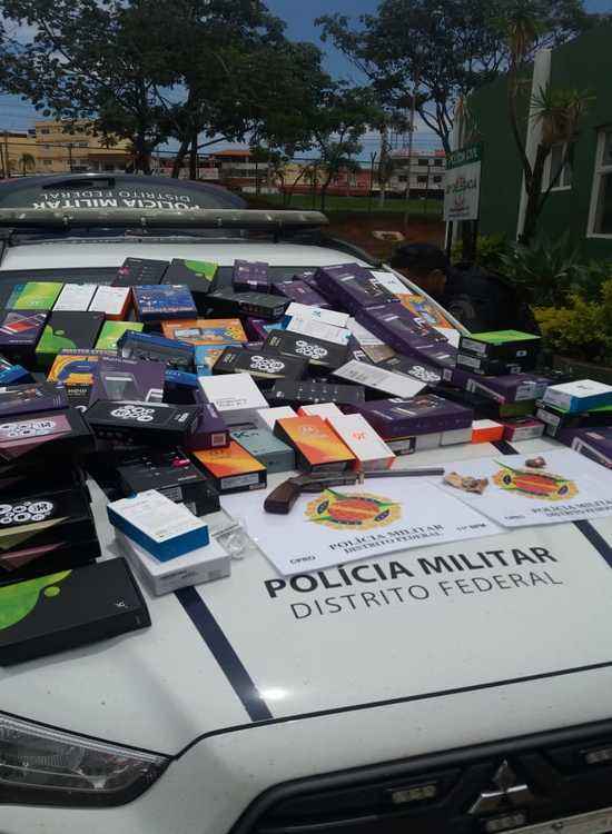 Mercadoria apreendida pela polícia após roubo de loja loja de departamento em Samambaia