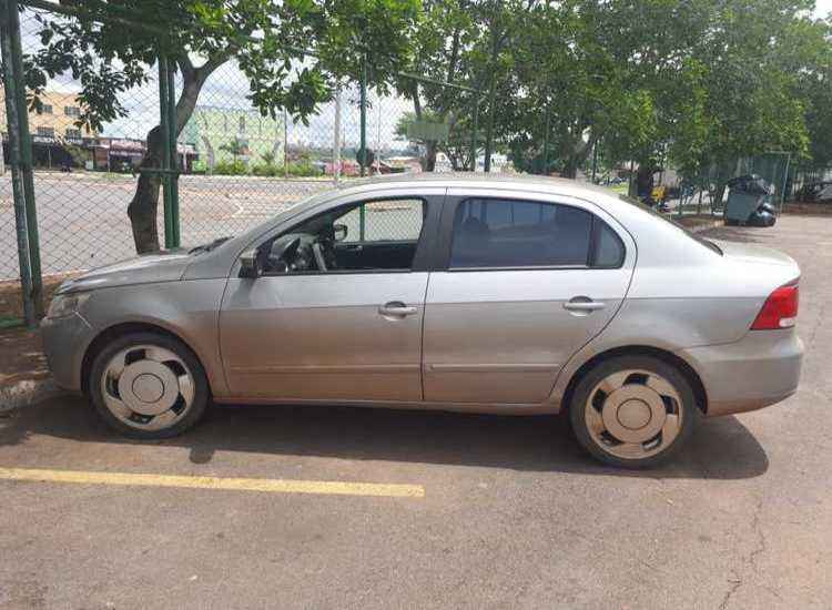 Carro usado por dupla em fuga após roubo em loja de departamento