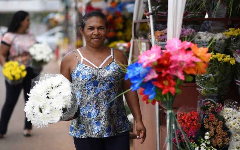 Francisca vende flores: demanda leva à contratação de temporários